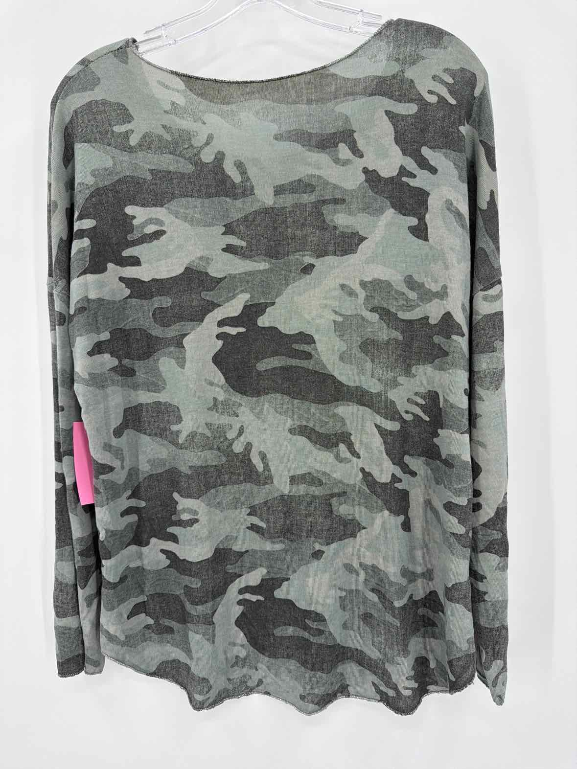 Pre-Owned Made In Italy Green Size One Size Camo Sweater | True Fashionistas.