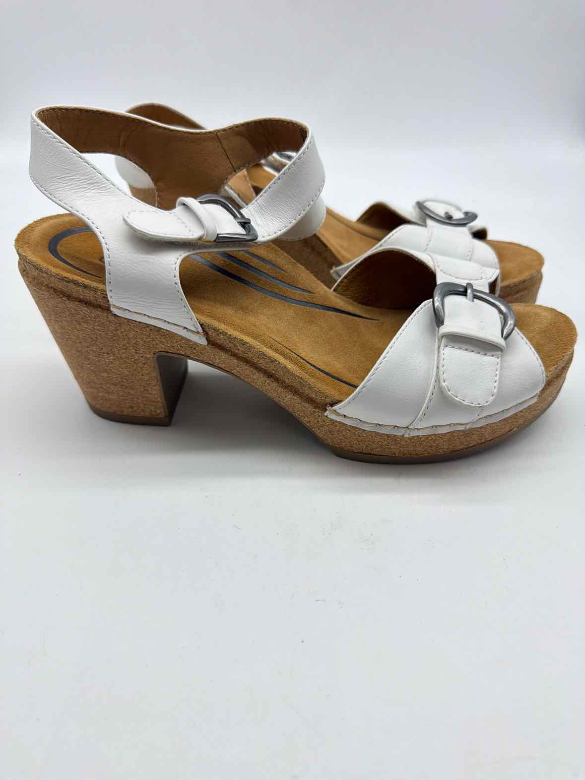 Pre-Owned Aetrex White Size 8.5 Strappy Heels | True Fashionistas.
