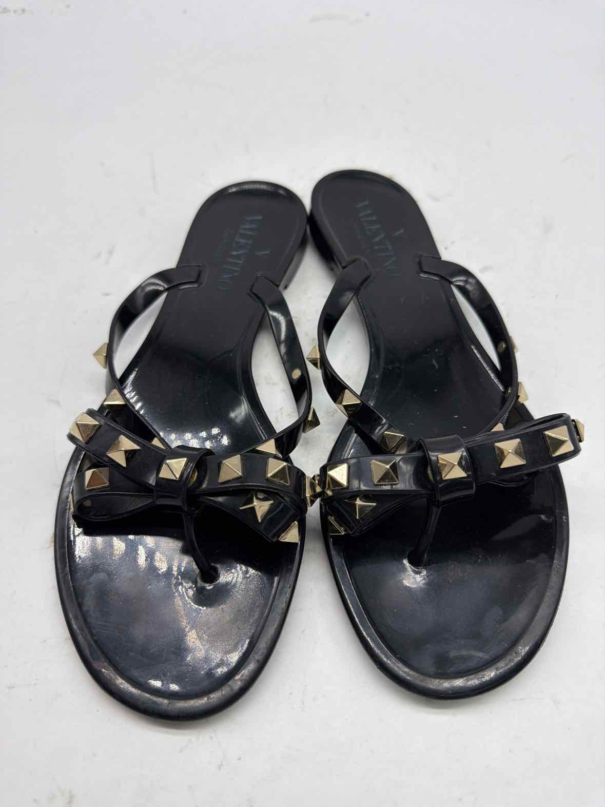 Pre-Owned Valentino Black Size 37 Jelly Thong Sandals | True Fashionistas.