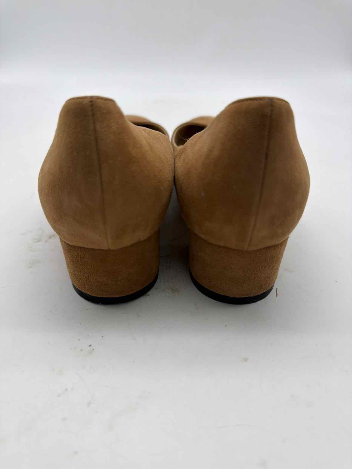 Pre-Owned Manolo Blahnik Tan Size 9 Suede Block Heel Heels | True Fashionistas.