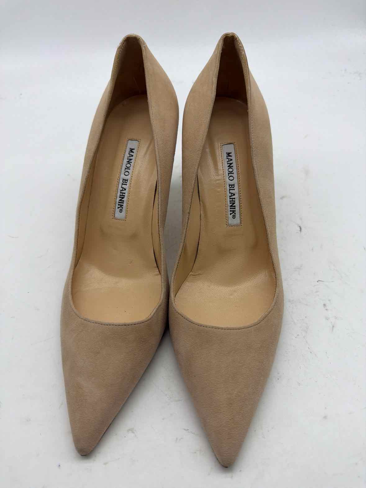 Pre-Owned Manolo Blahnik Tan Size 9 Suede Pump Heels | True Fashionistas.