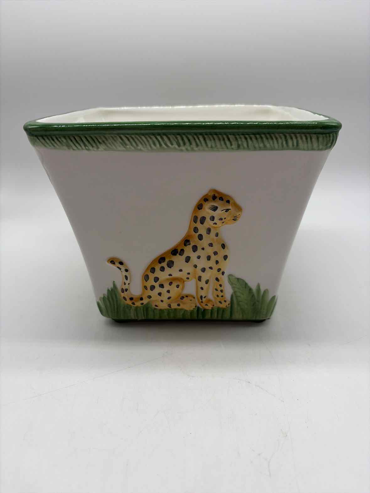 Chelsea House White Cachpot W/Leopard | True Fashionistas.