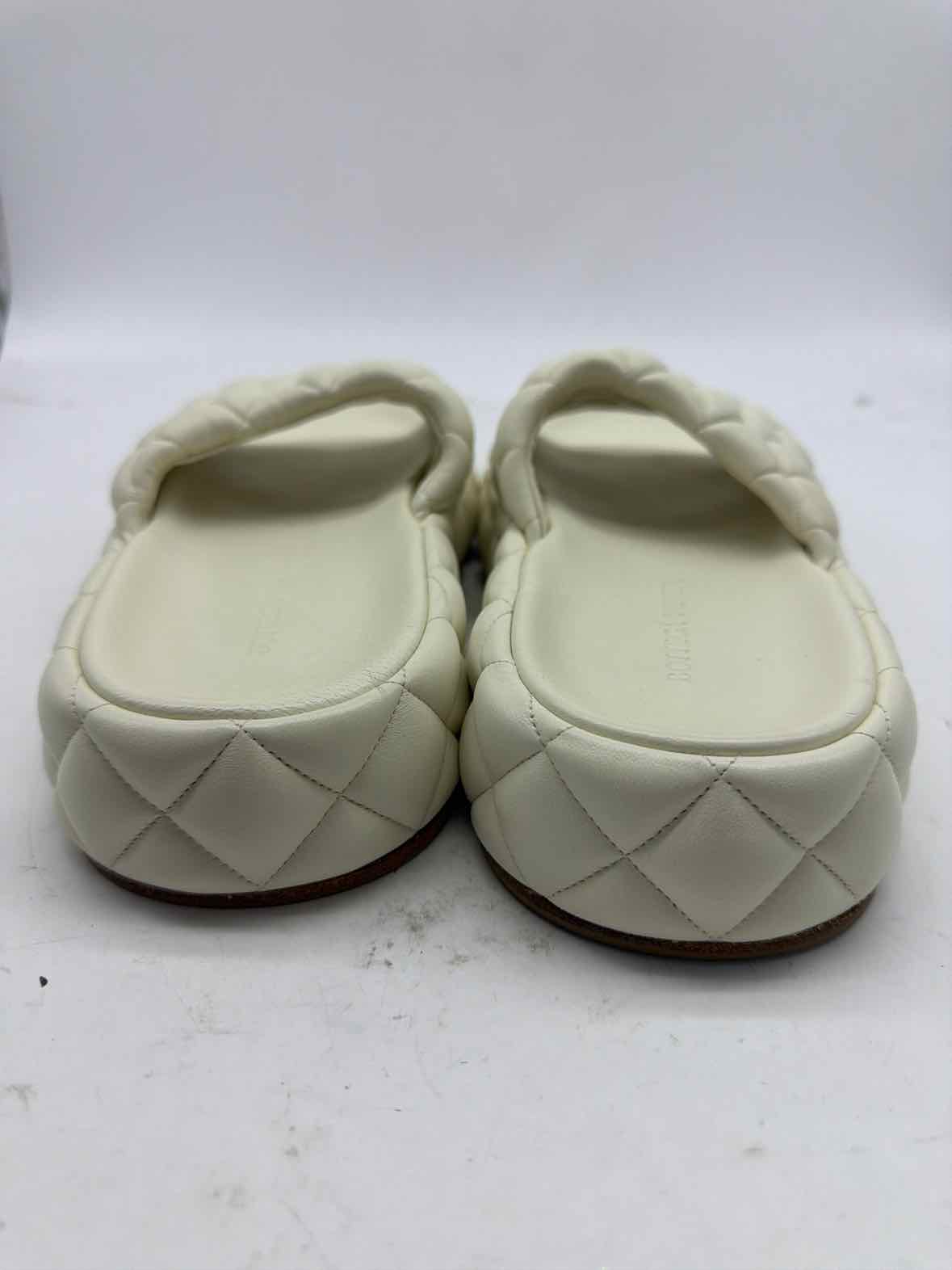 Pre-Owned Bottega Veneta White Size 8 Mule Sandals | True Fashionistas.