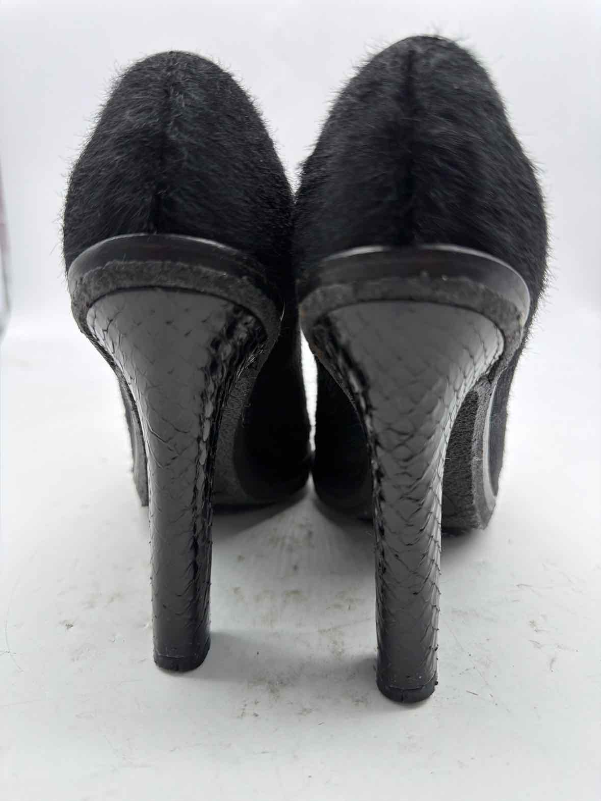 Pre-Owned Viktor & Rolf Black Size 5.5 Pump Heels | True Fashionistas.