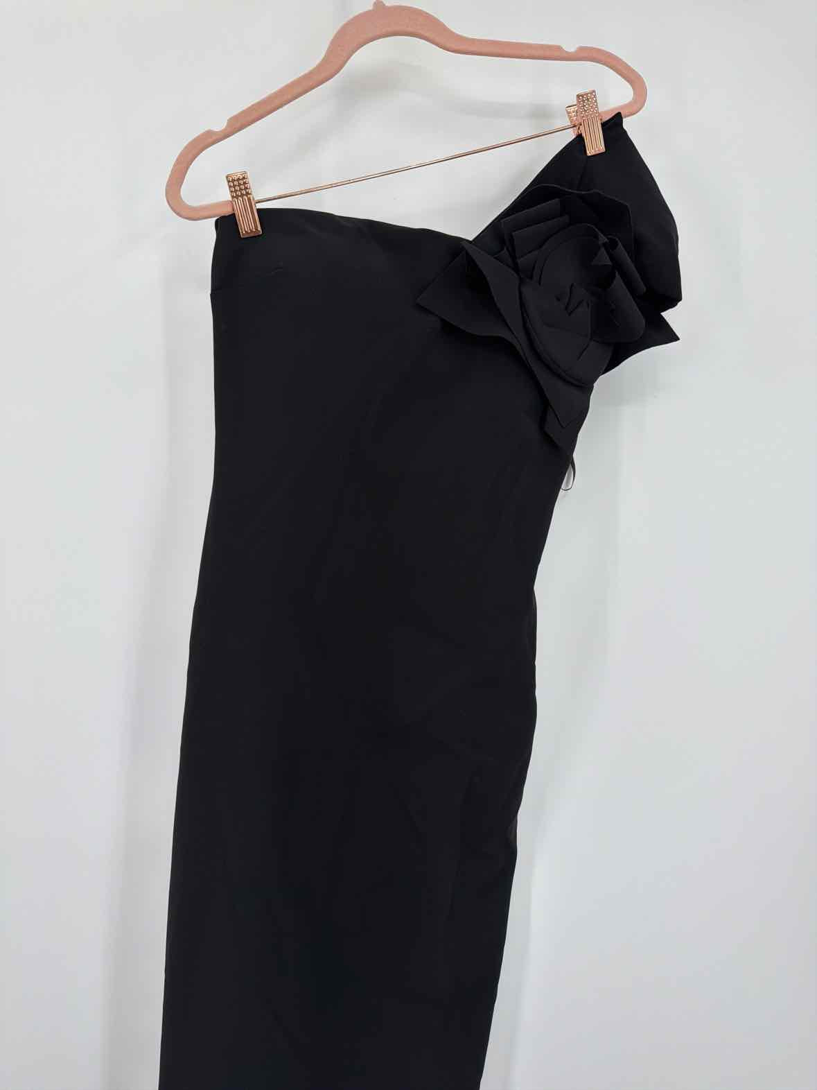 Pre-Owned Chiara Boni Black Size 4 Gown Long Evening Gown | True Fashionistas.