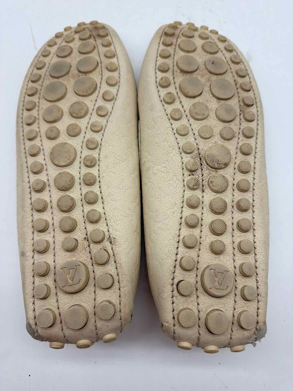 Pre-Owned Louis Vuitton Ivory Size 38.5 drivers Flats | True Fashionistas.