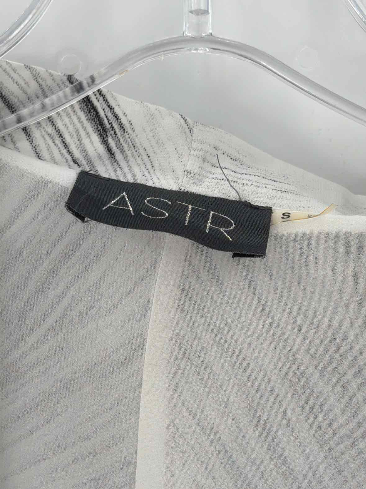 Pre-Owned ASTR White Size Small Cardigan Blouse | True Fashionistas.