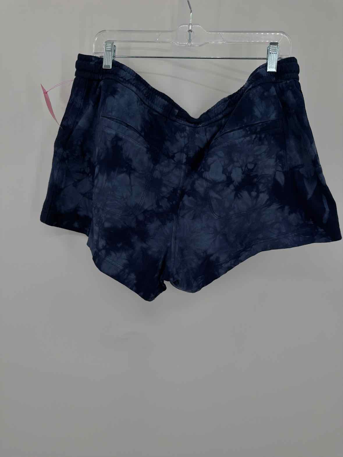 Pre-Owned Athleta Navy Size XL Printed Shorts | True Fashionistas.