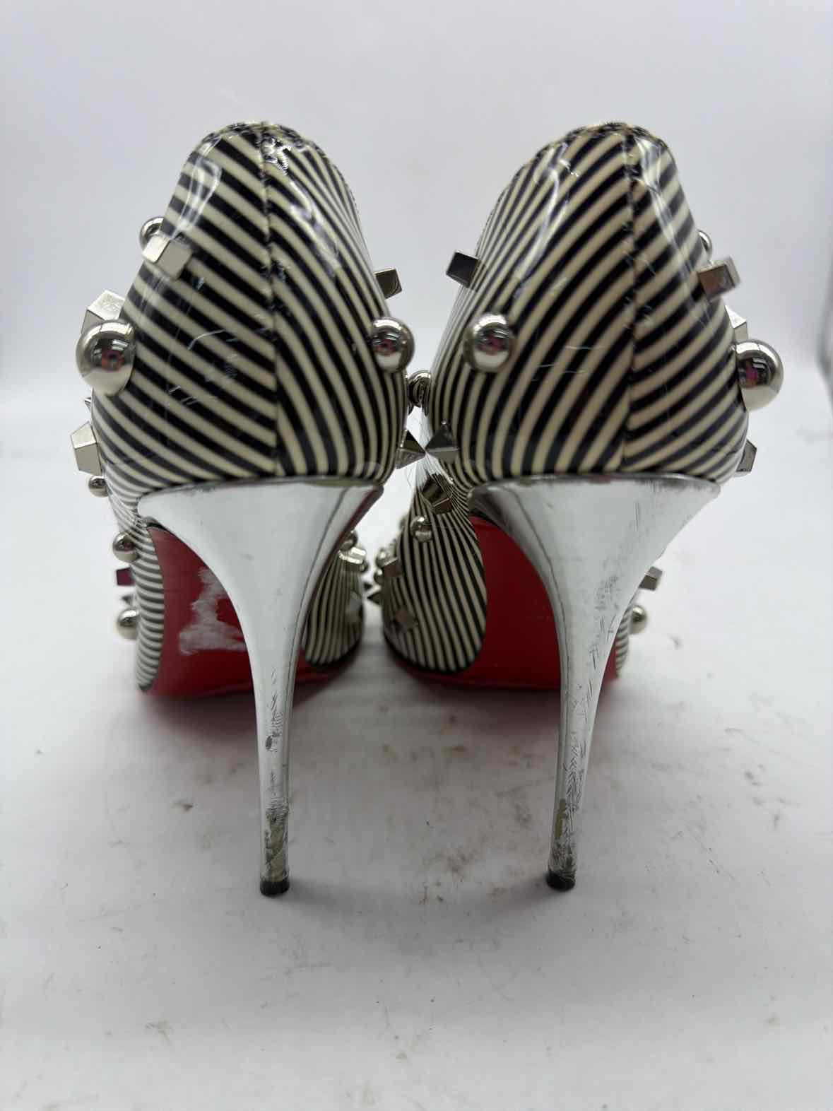 Pre-Owned Christian Louboutin Black Size 6.5 Pump Heels | True Fashionistas.