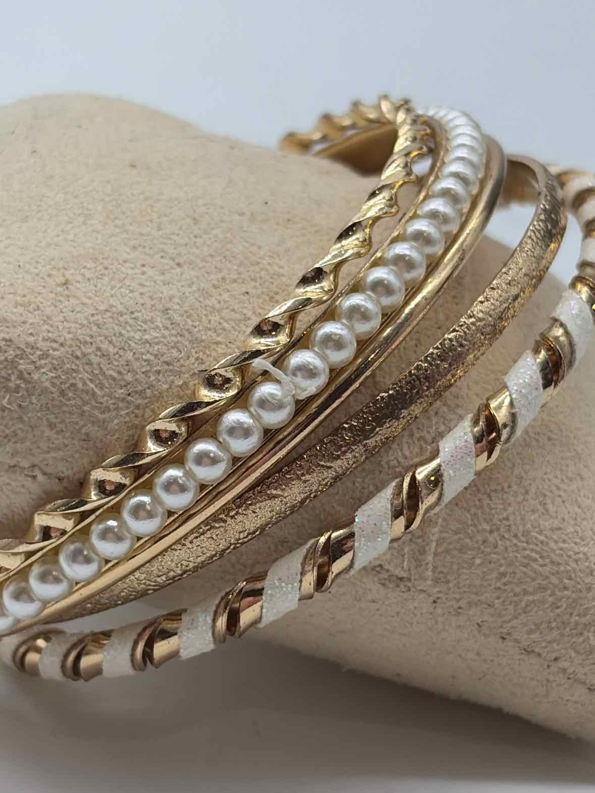 Pre-Owned New York & Co Gold and White Set of 5 Bangle Bracelet | True Fashionistas.