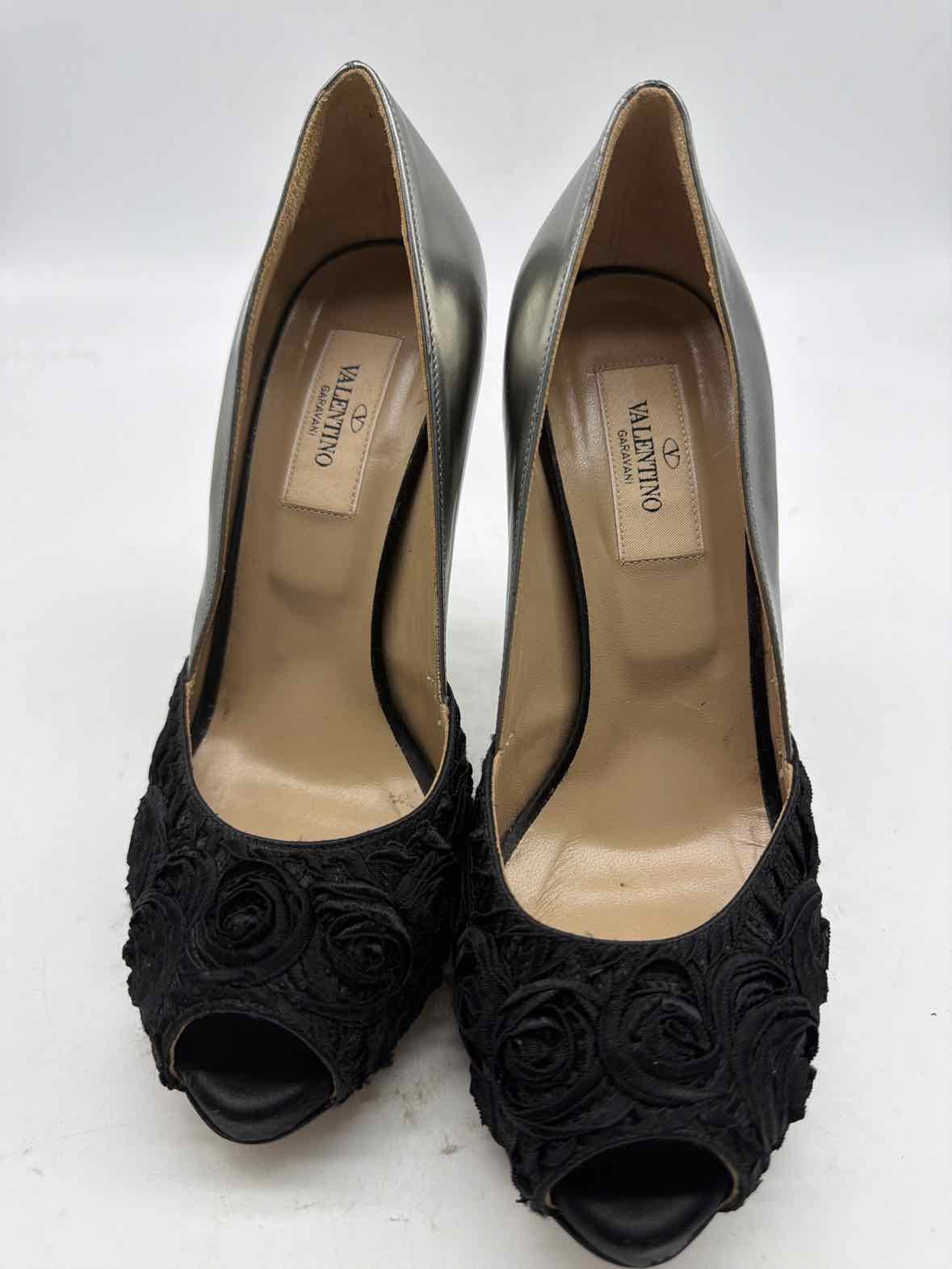 Pre-Owned Valentino Black Size 6 Peep Toe Heels | True Fashionistas.