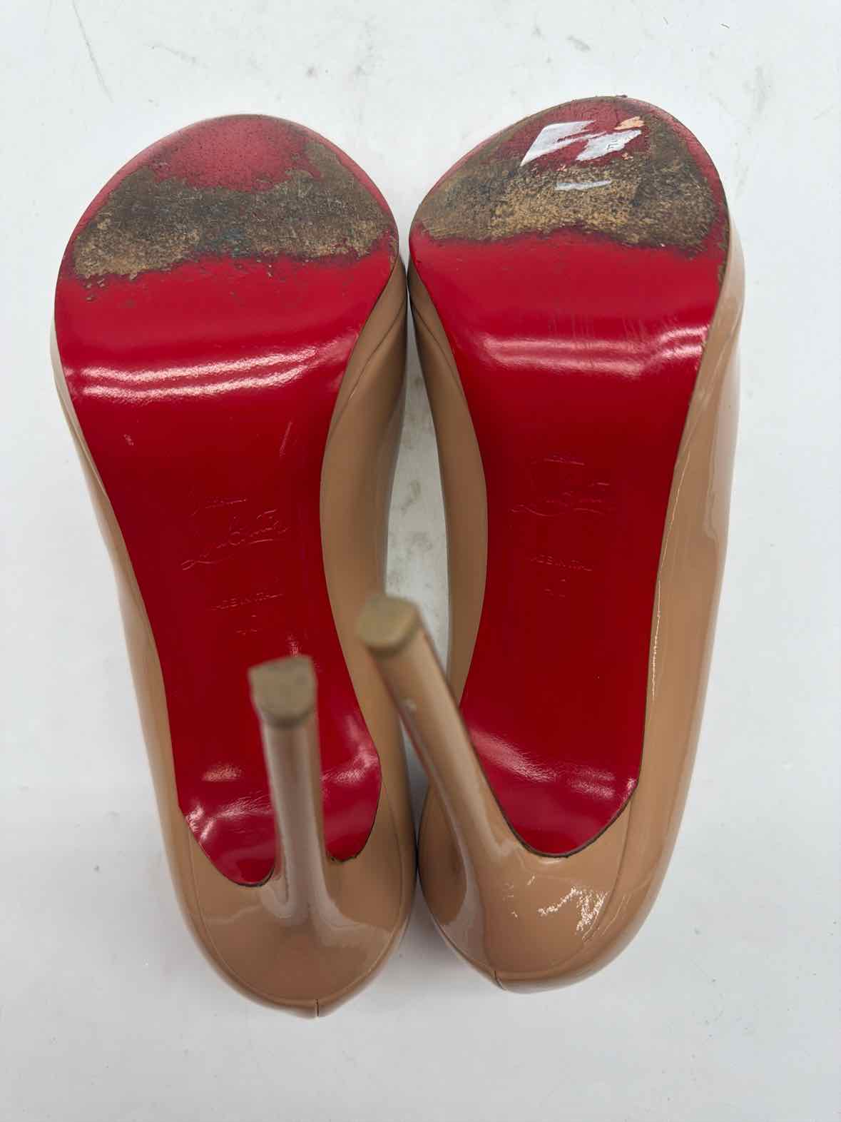 Pre-Owned Christian Louboutin Tan Size 10 Patent Leather Pump Heels | True Fashionistas.