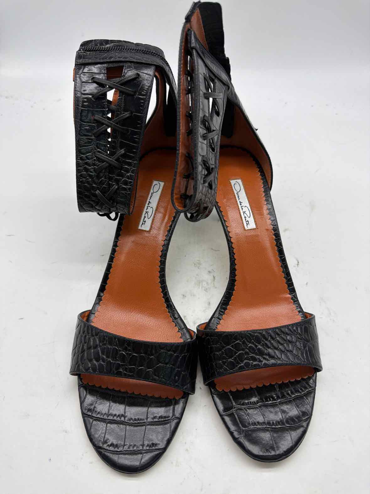 Pre-Owned Oscar de la Renta Black Size 11 Ankle Strap Heels | True Fashionistas.
