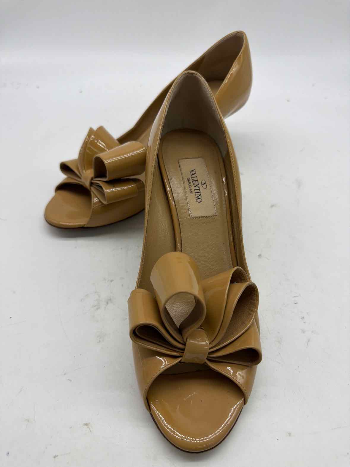 Pre-Owned Valentino Tan Size 36.5 Patent Leather Bow Peep Toe Heels | True Fashionistas.