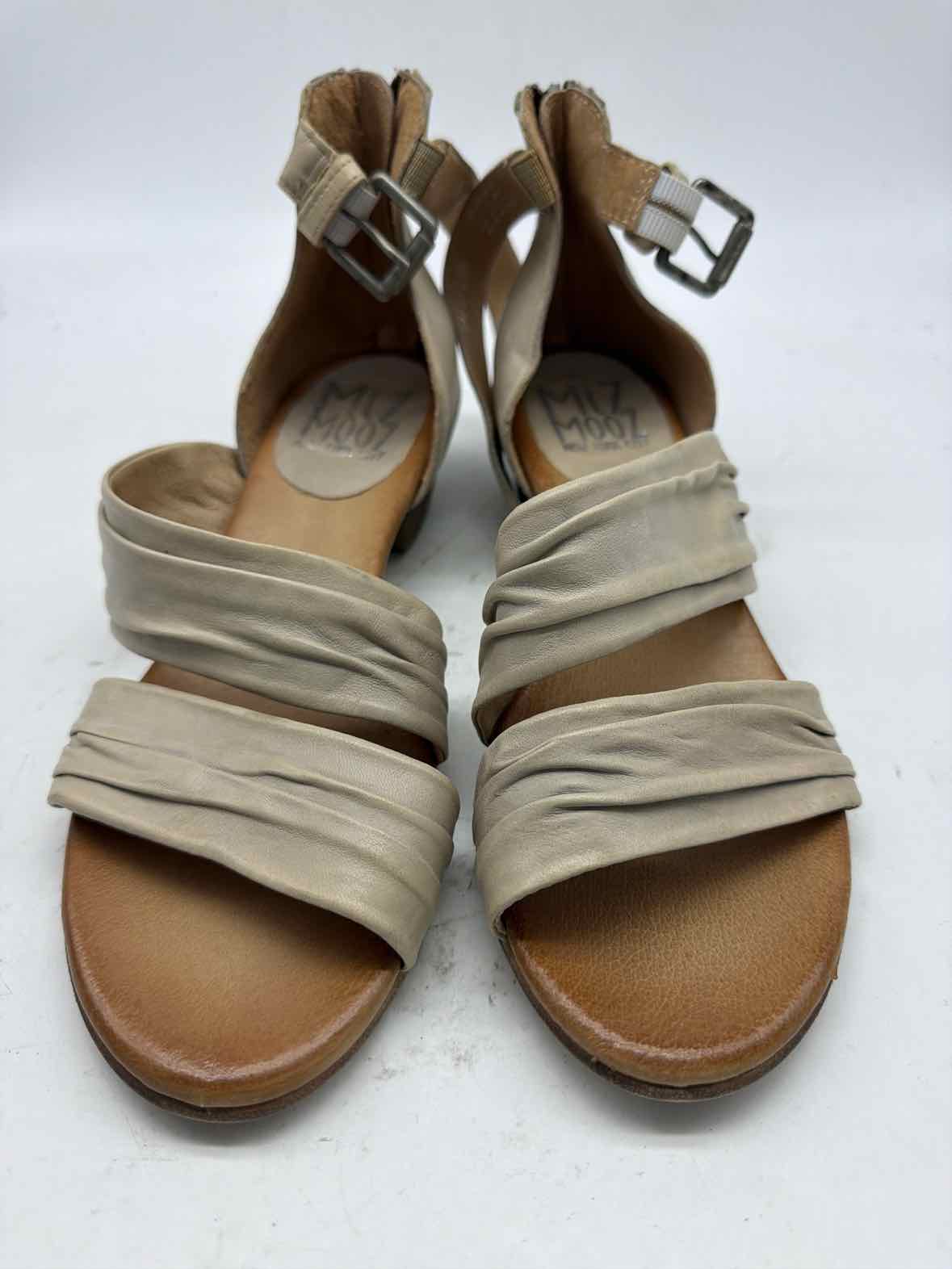 Pre-Owned Miz Mooz Tan Size 9 Strappy Sandals | True Fashionistas.