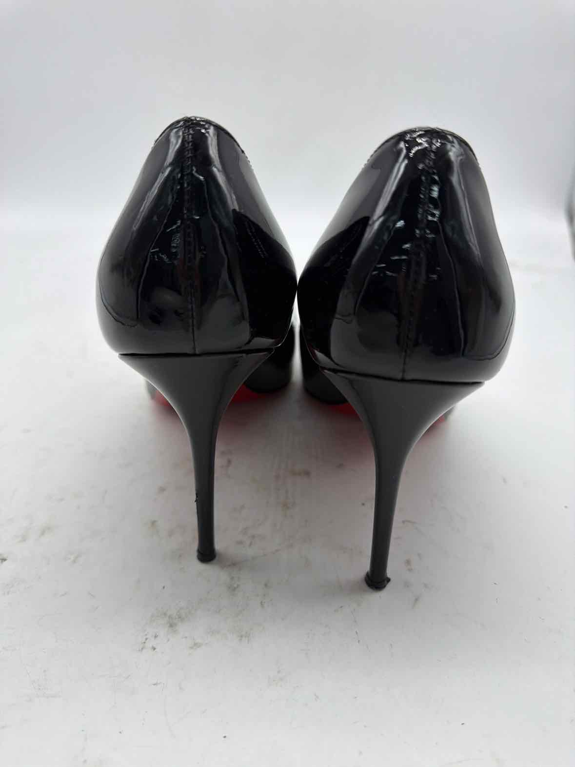 Pre-Owned Christian Louboutin Black Size 9 Patent Leather Pump Heels | True Fashionistas.