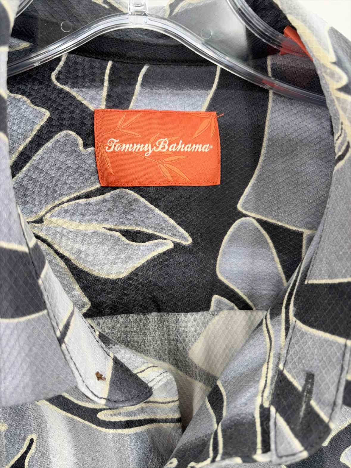 Pre-Owned Tommy Bahama Grey Silk Size Medium Men's Button Down | True Fashionistas.
