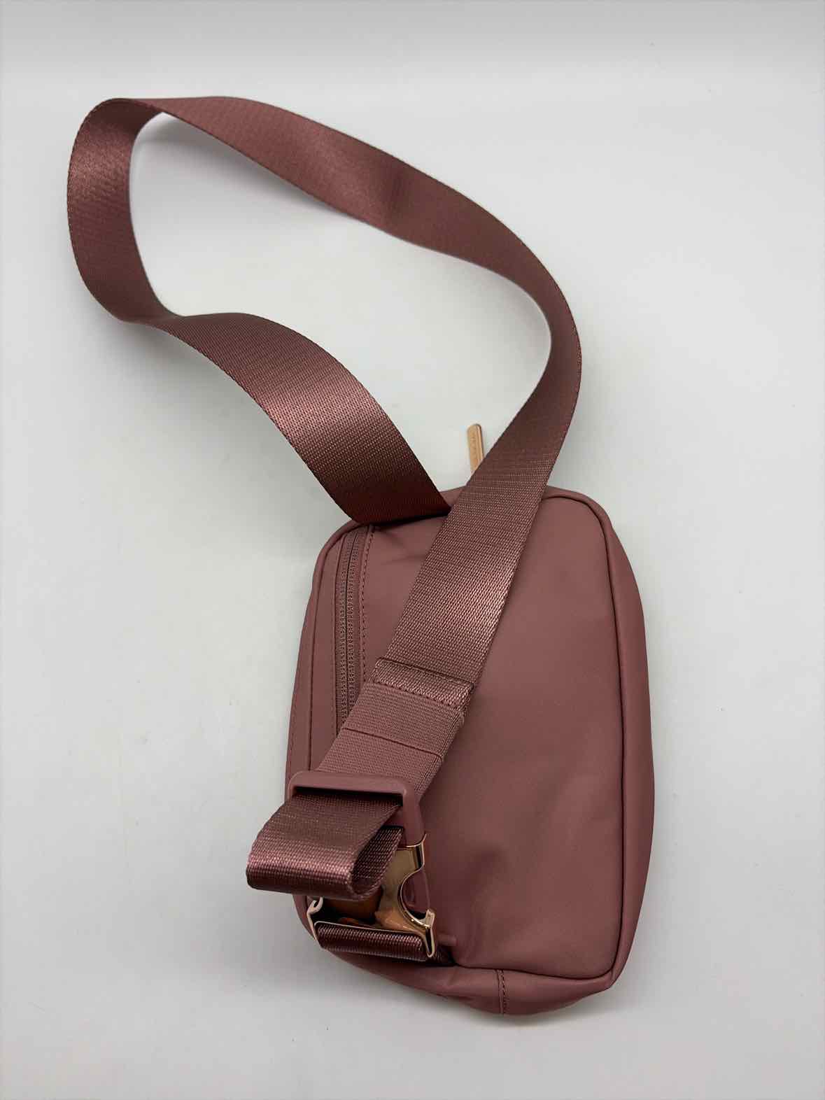 Pre-Owned Lululemon Pink waist bag Waist Bag | True Fashionistas.