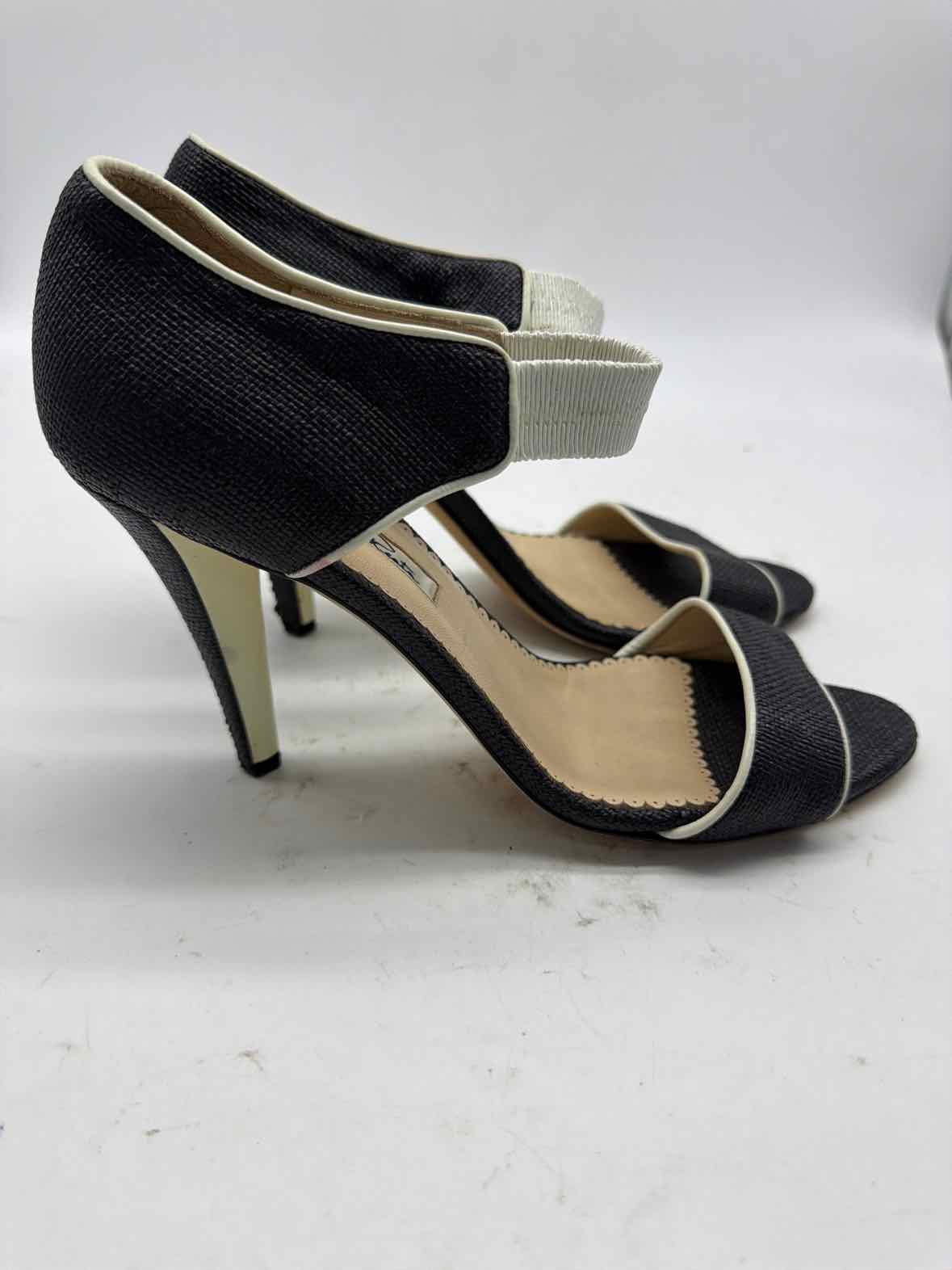 Pre-Owned Oscar de la Renta Black Size 37.5 Ankle Strap Heels | True Fashionistas.