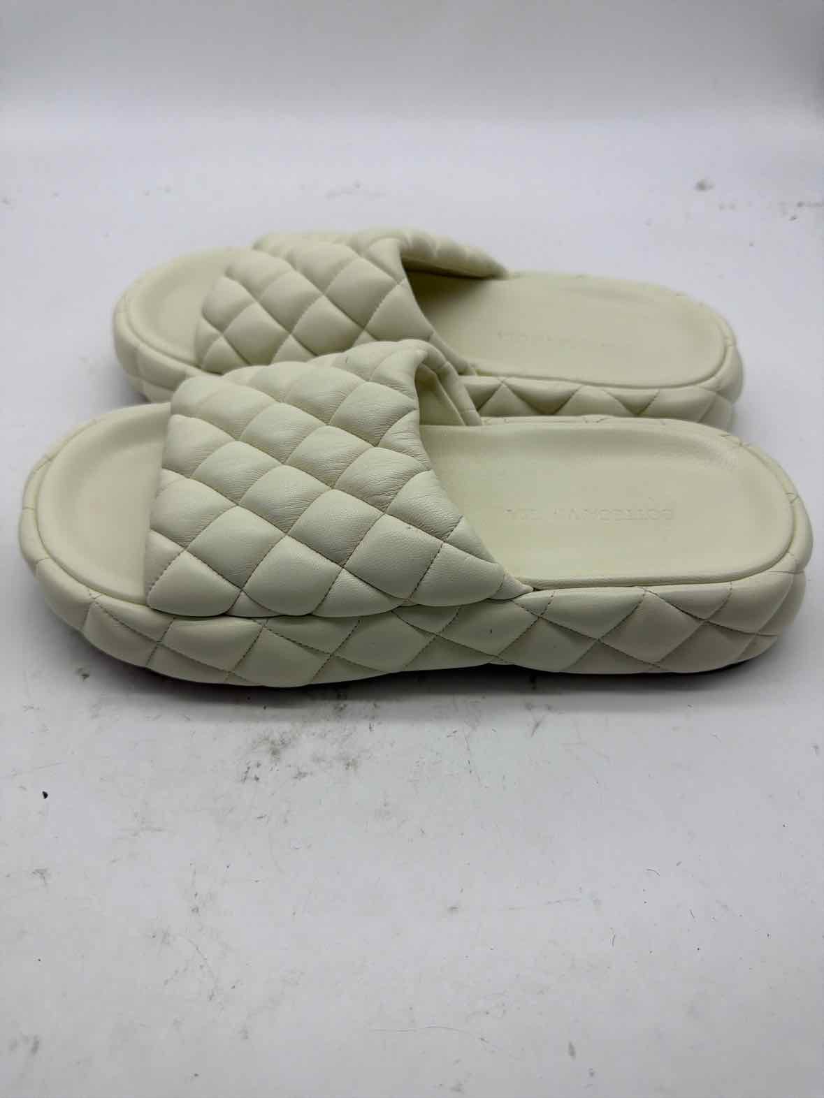 Pre-Owned Bottega Veneta White Size 8 Mule Sandals | True Fashionistas.