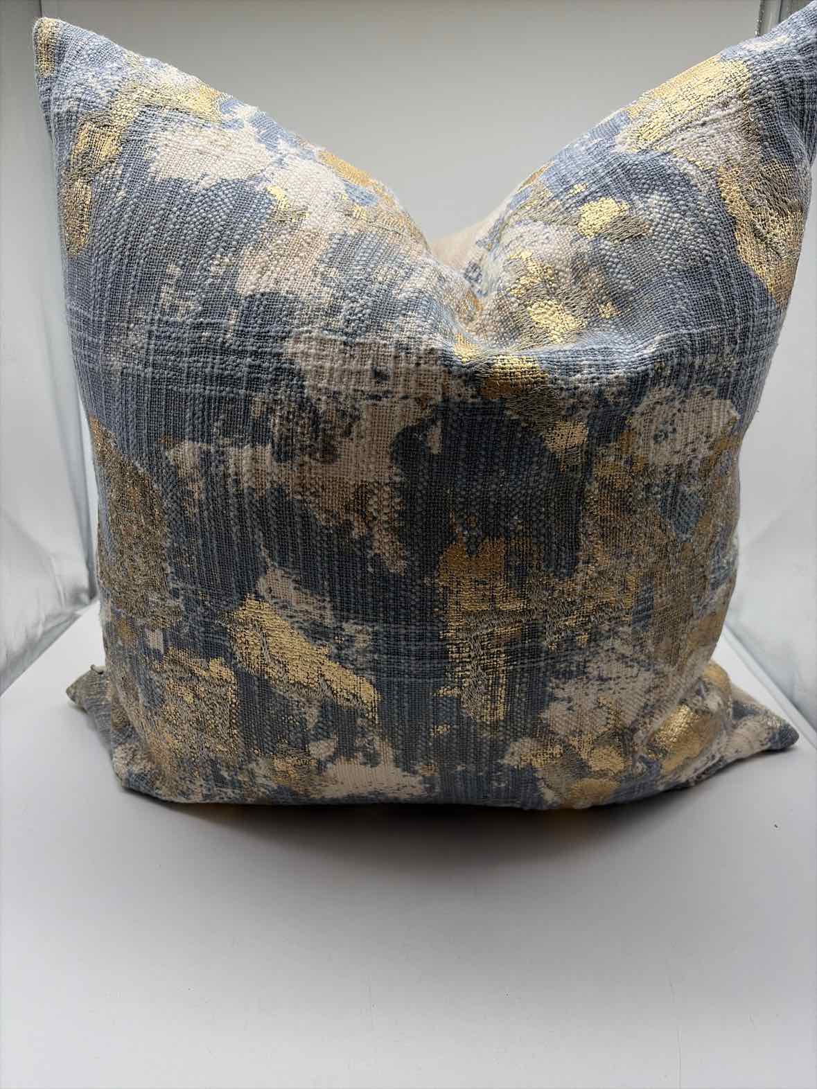 Villa Blue & Gold Pillow | True Fashionistas.