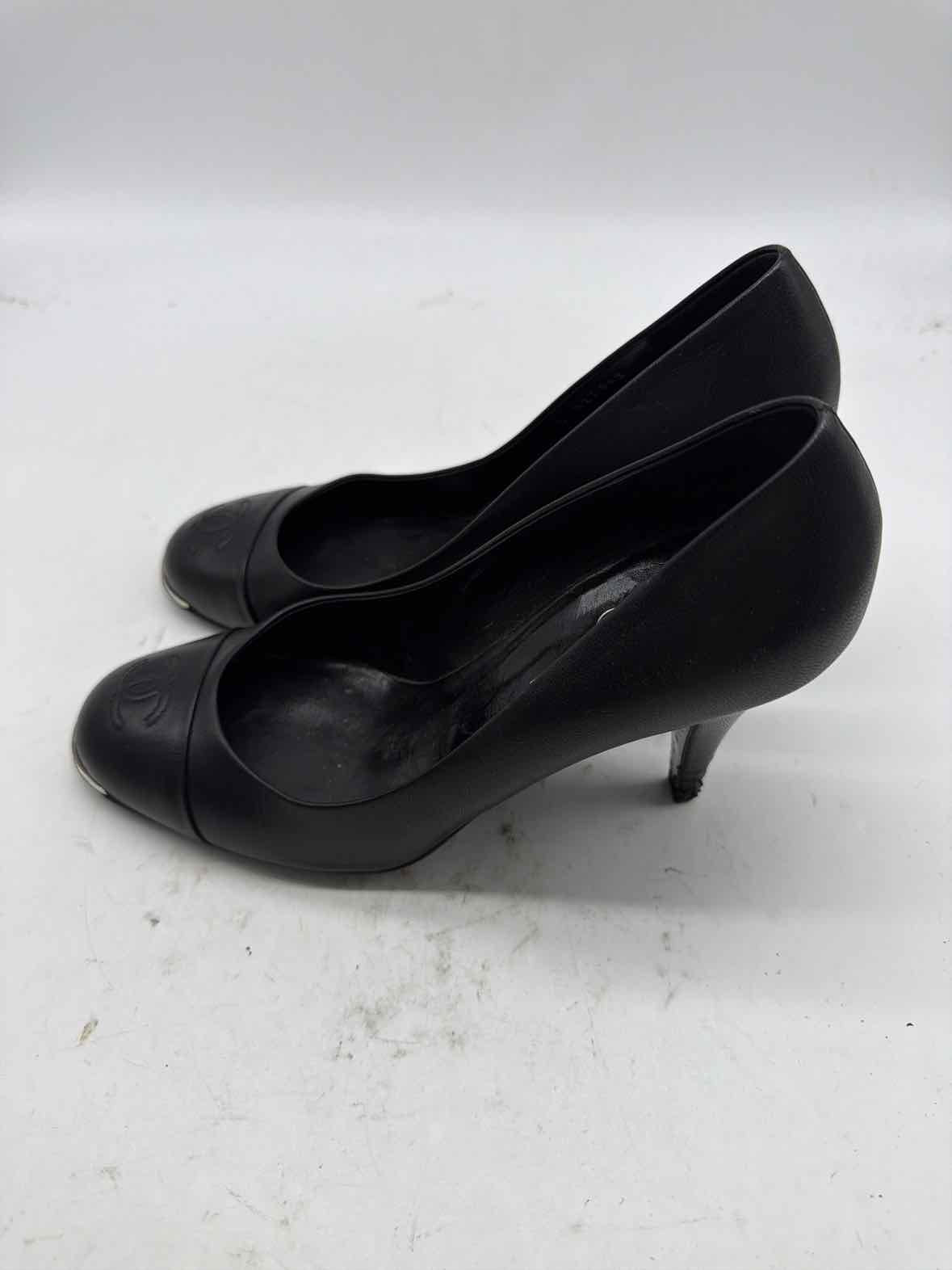Pre-Owned Chanel Black Size 9 Leather Pump Heels | True Fashionistas.
