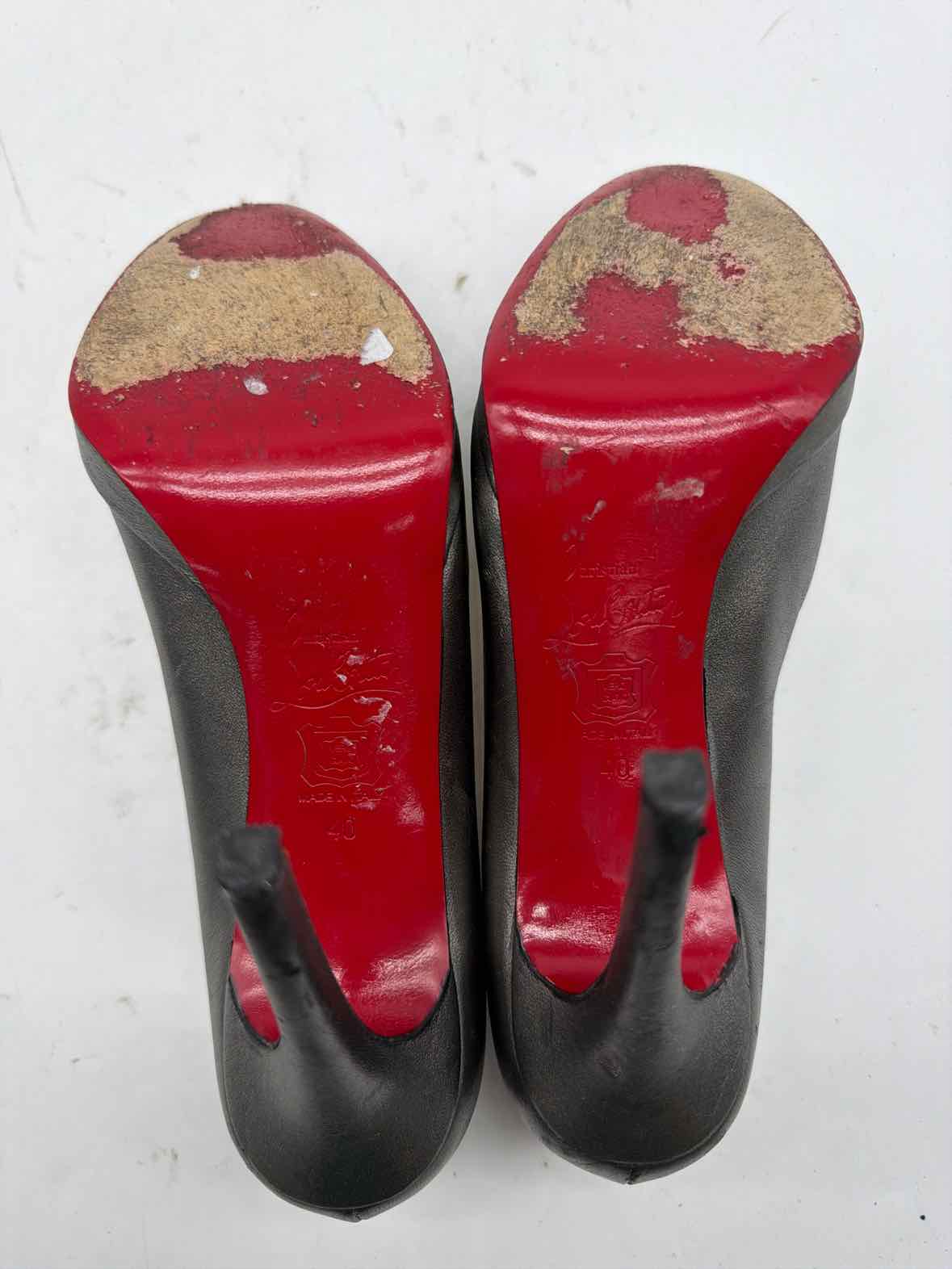 Pre-Owned Christian Louboutin Grey Size 40 Pump Heels | True Fashionistas.