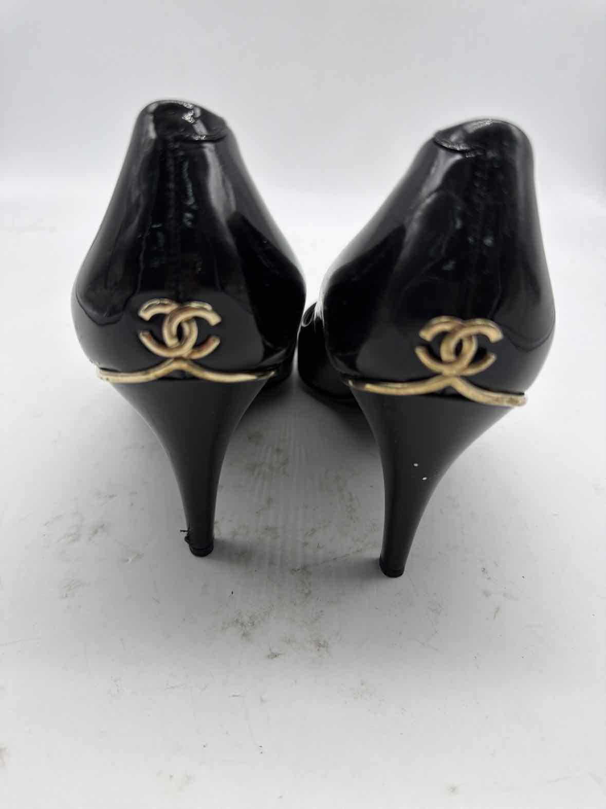Pre-Owned Chanel Black Size 39 Patent Leather Pump Heels | True Fashionistas.