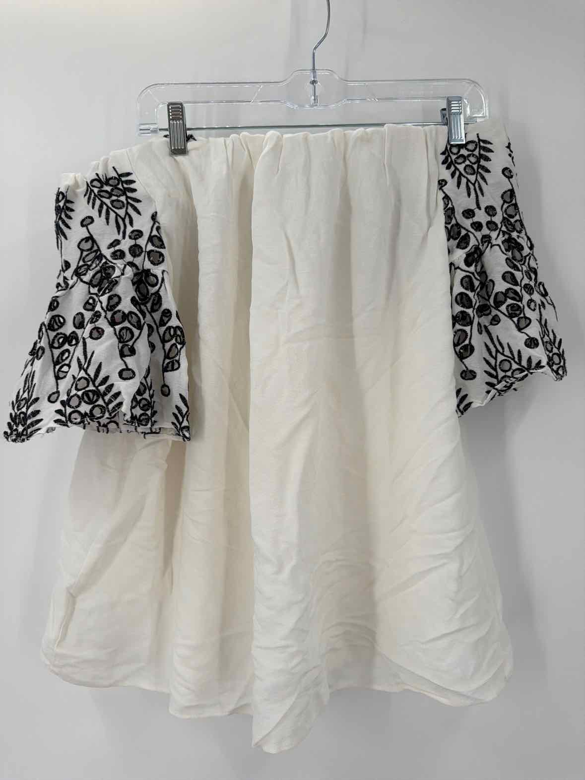 Pre-Owned Gibson & Latimer White Size Small Off Shoulder Blouse | True Fashionistas.