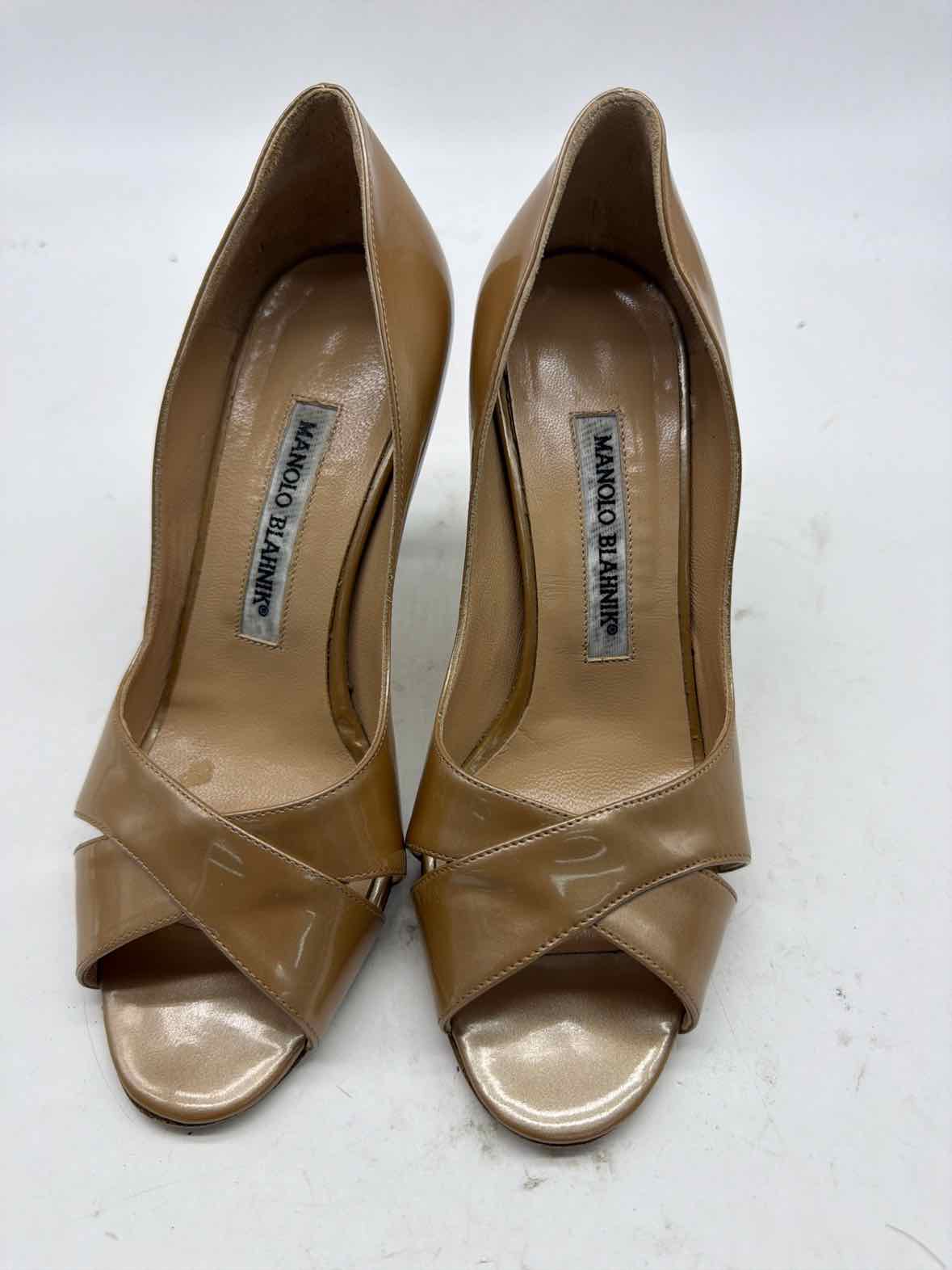 Pre-Owned Manolo Blahnik Tan Size 35 Peep Toe Heels | True Fashionistas.