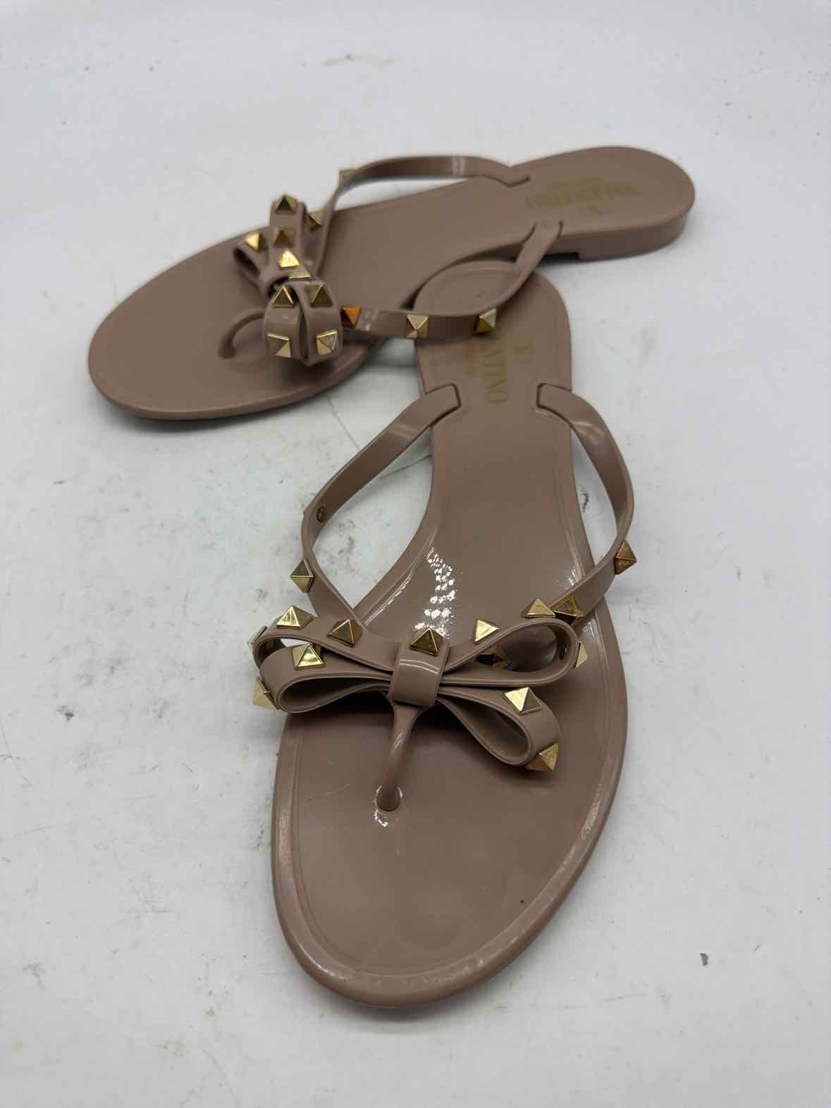 Pre-Owned Valentino Tan Size 10 Jelly Thong Sandals | True Fashionistas.
