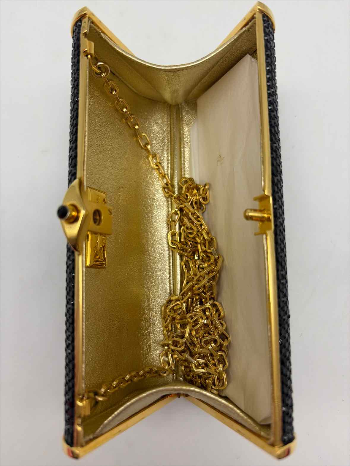 Pre-Owned Judith Leiber Black Clutch Clutch | True Fashionistas.