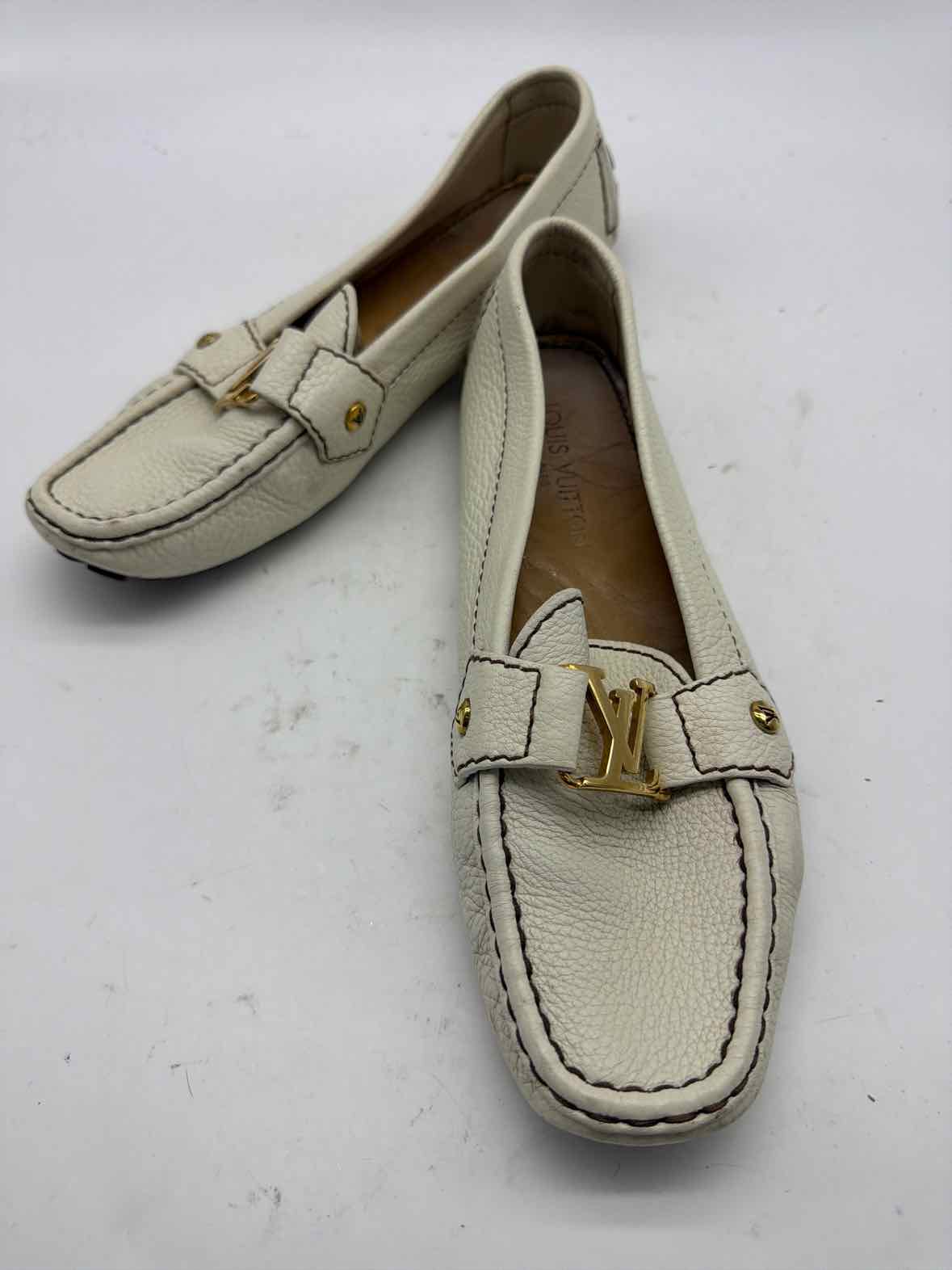 Pre-Owned Louis Vuitton Ivory Size 8.5 drivers Flats | True Fashionistas.