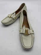 Pre-Owned Louis Vuitton Ivory Size 8.5 drivers Flats | True Fashionistas.