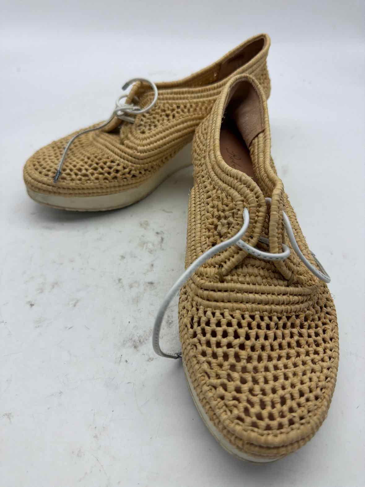 Pre-Owned Robert Clergerie Tan Size 6 Lace Up Flats | True Fashionistas.