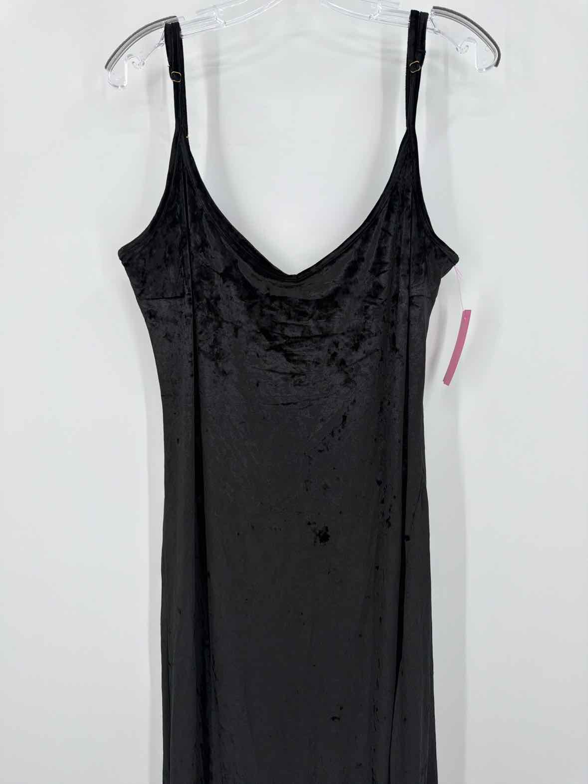 Pre-Owned SukiSo Black Size 1X Velvet Long Sleeveless Dress | True Fashionistas.