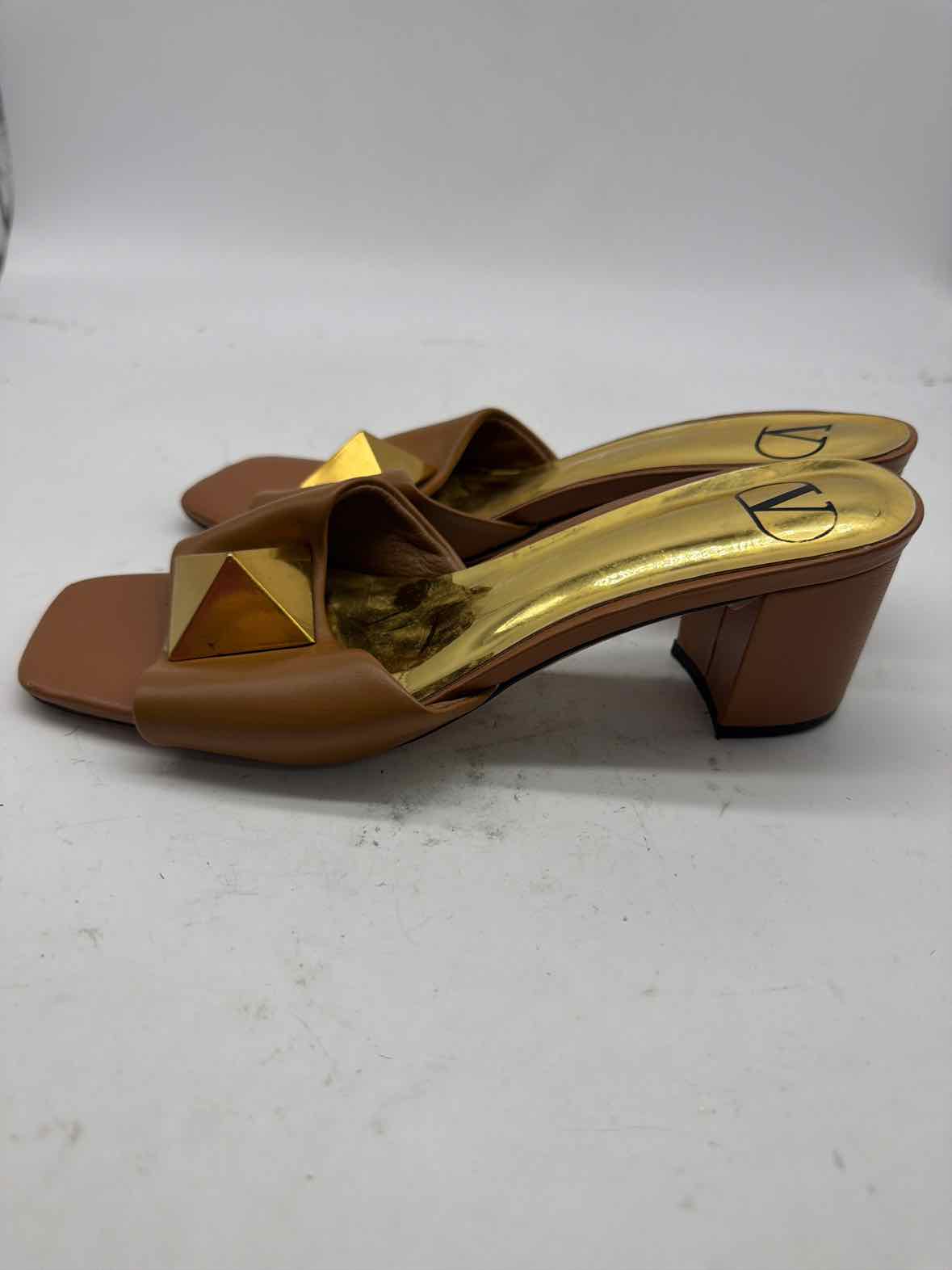 Pre-Owned Valentino Tan Size 9 Mule Heels | True Fashionistas.