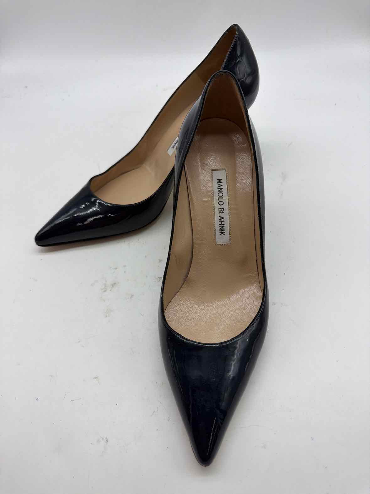 Pre-Owned Manolo Blahnik Navy Size 10 Patent Leather Pump Heels | True Fashionistas.
