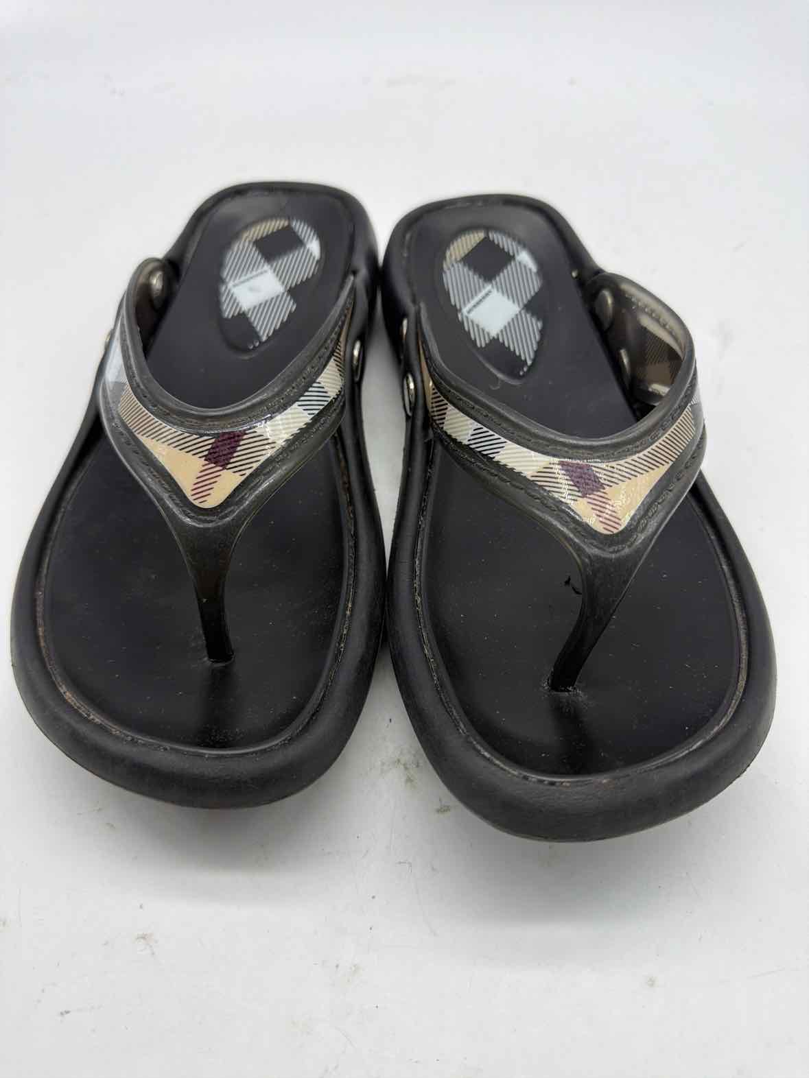 Pre-Owned Burberry Black Size 7 Thong Sandals | True Fashionistas.