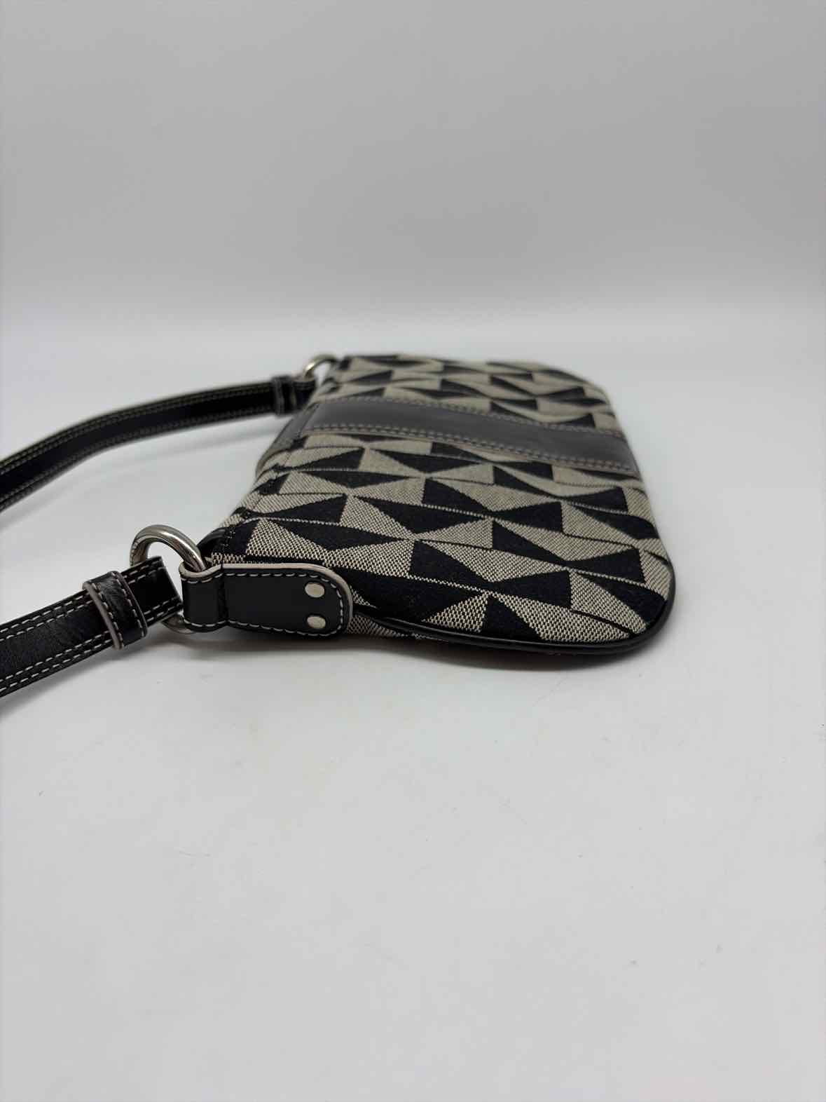 Pre-Owned Kenneth Cole Black Small Handbag Small Handbag | True Fashionistas.