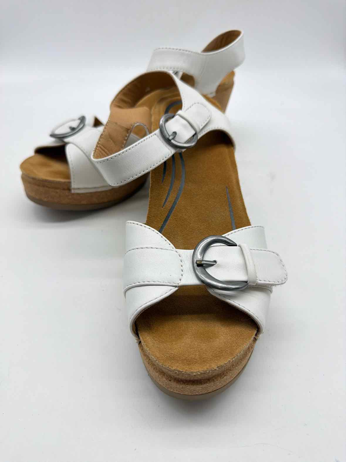 Pre-Owned Aetrex White Size 8.5 Strappy Heels | True Fashionistas.