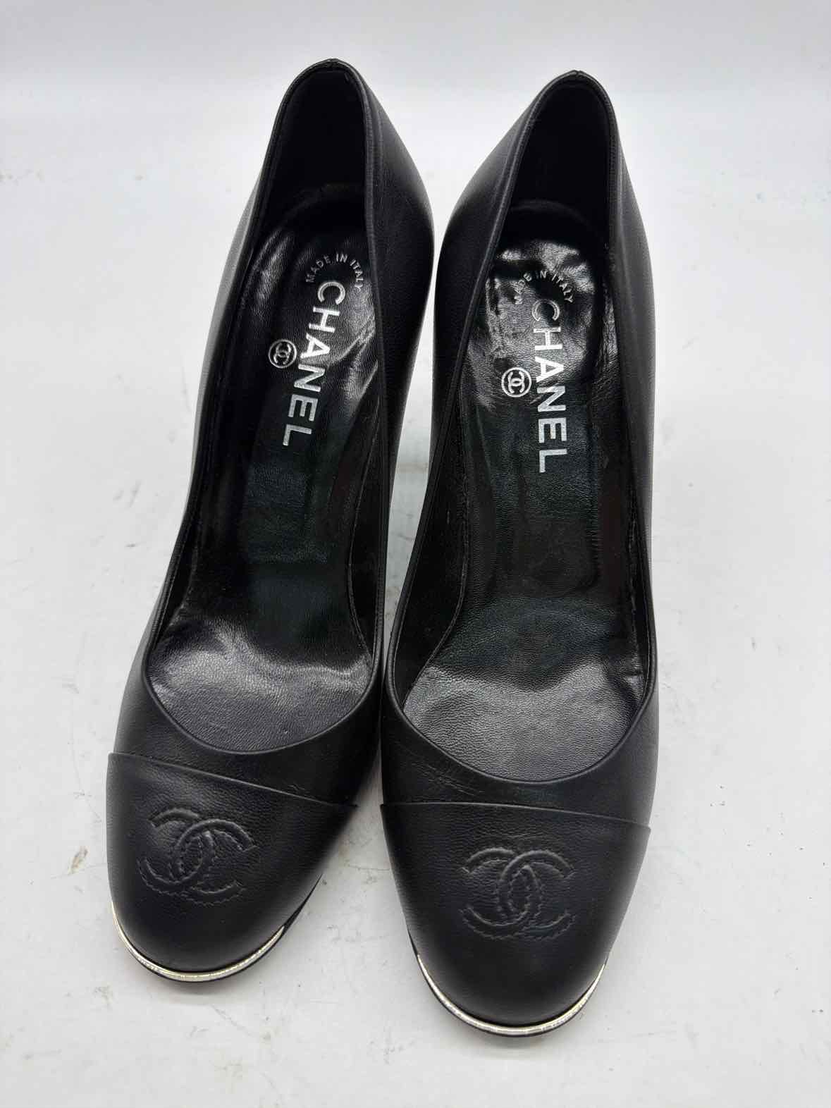 Pre-Owned Chanel Black Size 9 Leather Pump Heels | True Fashionistas.