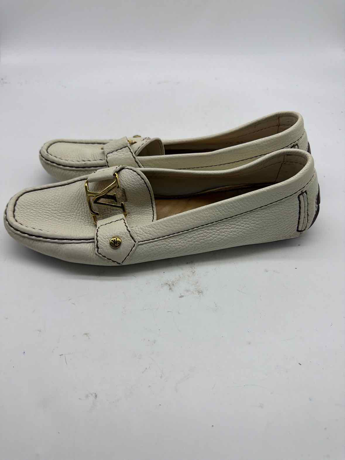 Pre-Owned Louis Vuitton Ivory Size 8.5 drivers Flats | True Fashionistas.