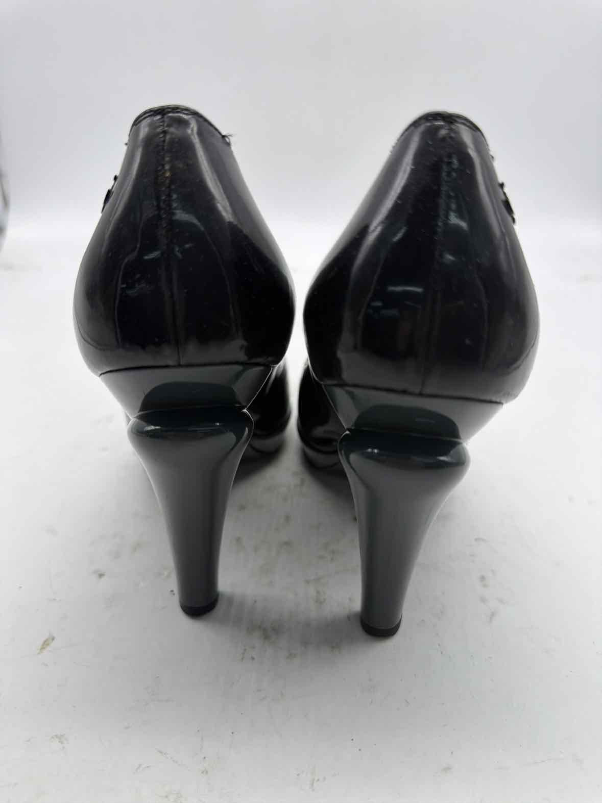 Pre-Owned Chanel Black Size 7 Patent Leather Pump Heels | True Fashionistas.