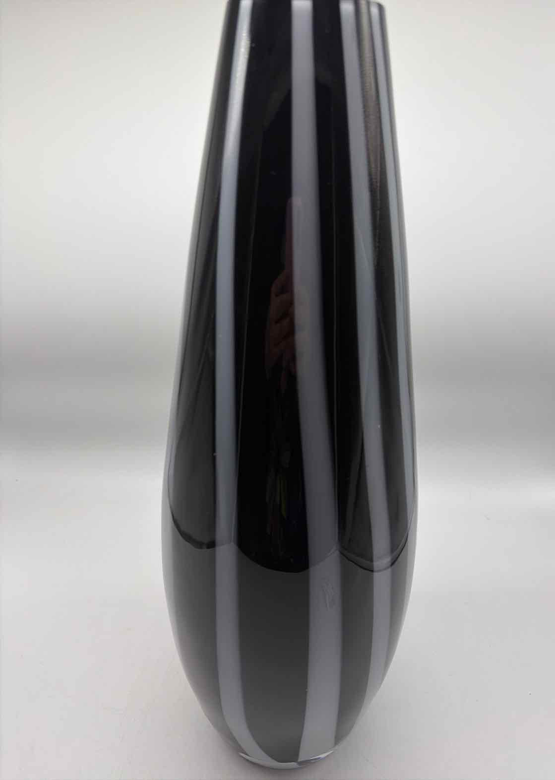 Black & White Glass Vase | True Fashionistas.