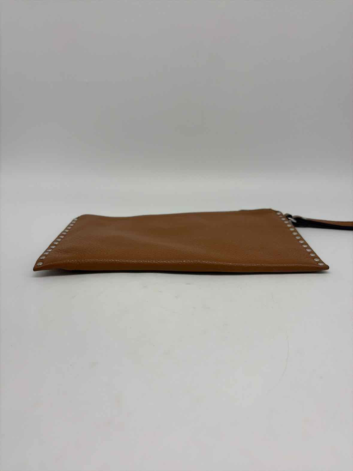 Pre-Owned Michael Kors Tan Clutch Clutch | True Fashionistas.