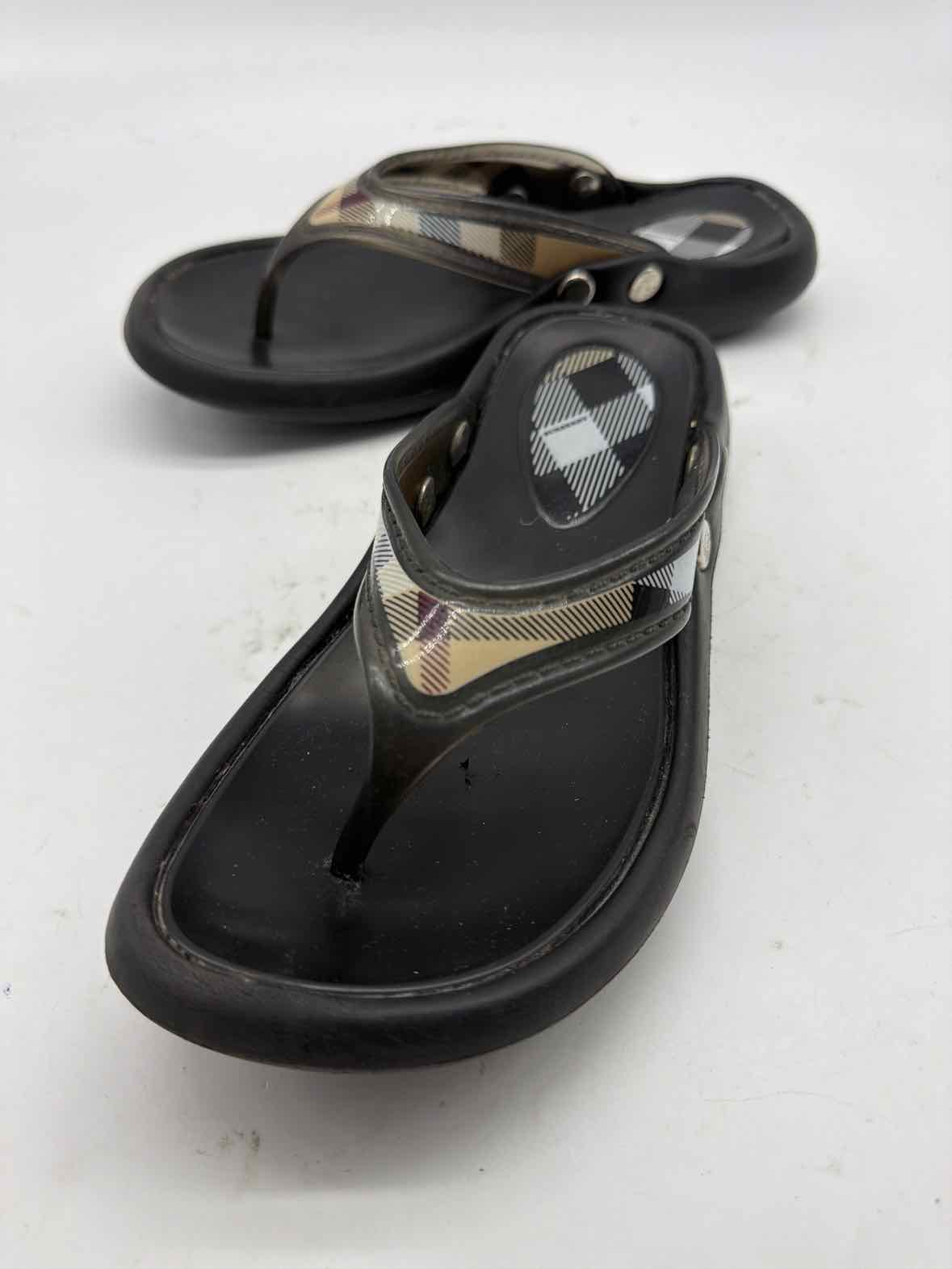 Pre-Owned Burberry Black Size 7 Thong Sandals | True Fashionistas.