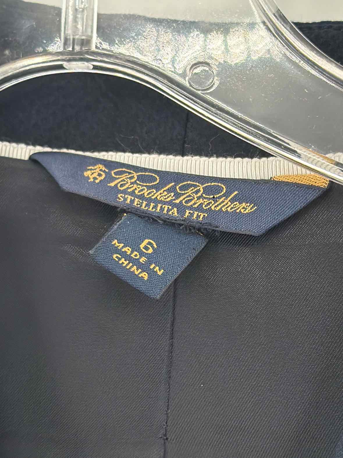 Pre-Owned Brooks Brothers Navy Size 6 Short Sleeve Blazer | True Fashionistas.
