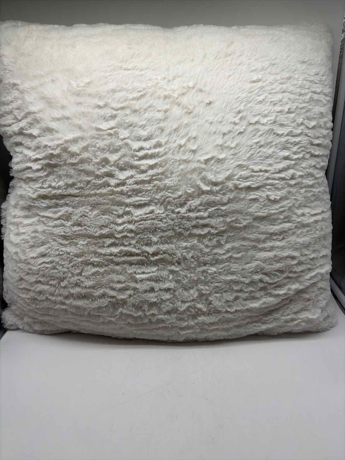 White Fabric Faux Fur Pillow | True Fashionistas.
