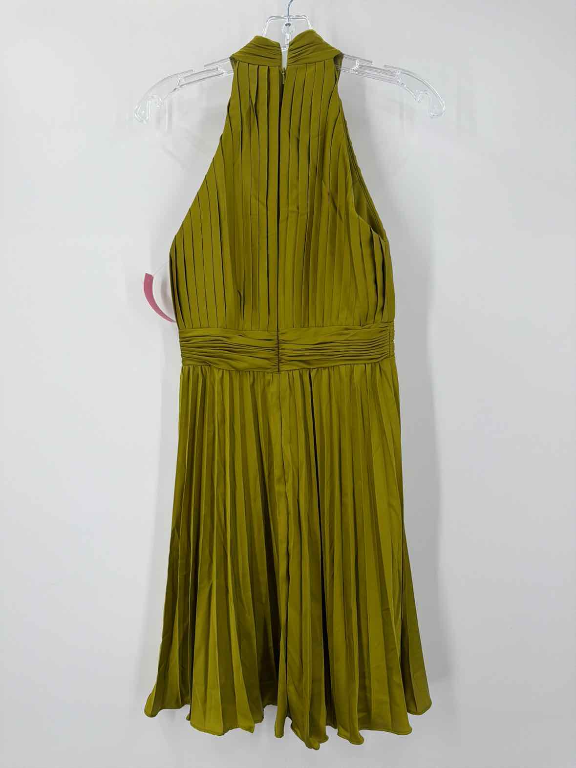 Pre-Owned Ieena for Mac Duggal Green Size 0 Cocktail Short Sleeveless Dress | True Fashionistas.